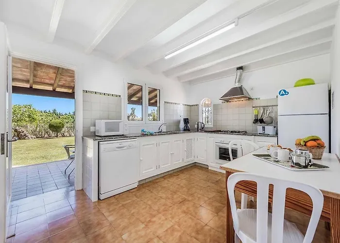 Patricia Impressive Garden To Enjoy With The Family By Renthousing Appartement