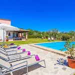 Patricia Impressive Garden To Enjoy With The Family By Renthousing Apartment *