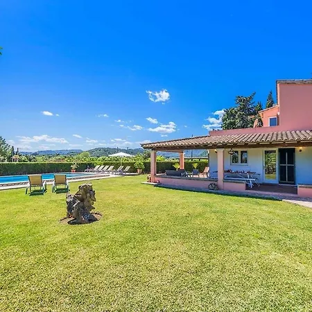 Patricia Impressive Garden To Enjoy With The Family By Renthousing Apartment *